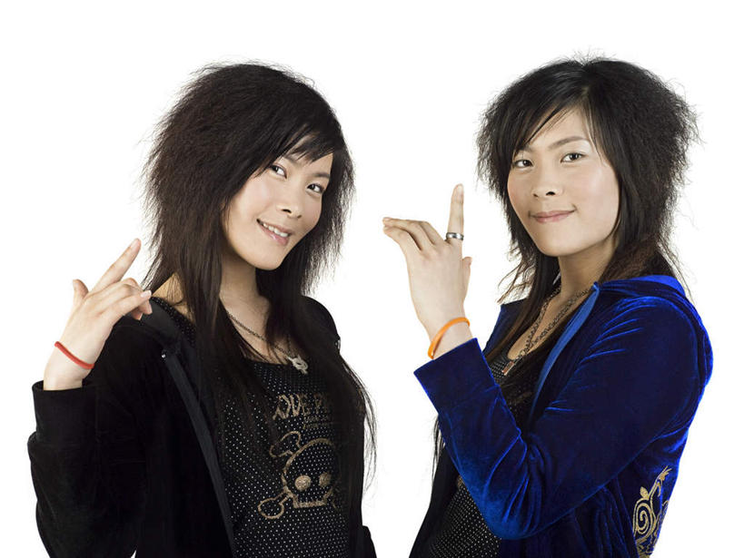 东方人,小拇指,两个人,家庭,站,笑,微笑,露齿笑,横图,室内,白天,白色背景,正面,亚洲,服装,注视,休闲装,黄种人,相视,衣服,观察,看,手势,站着,休闲,温暖,温馨,一家人,面对面,休闲服,竖,摄影,服饰,影棚,观看,对视,翘,和睦,察看,食指,关注,相对,示爱,相看,爱你,年轻女性,女人,女性,亚洲人,站立,半身,彩图,影棚拍摄,拍摄,融洽