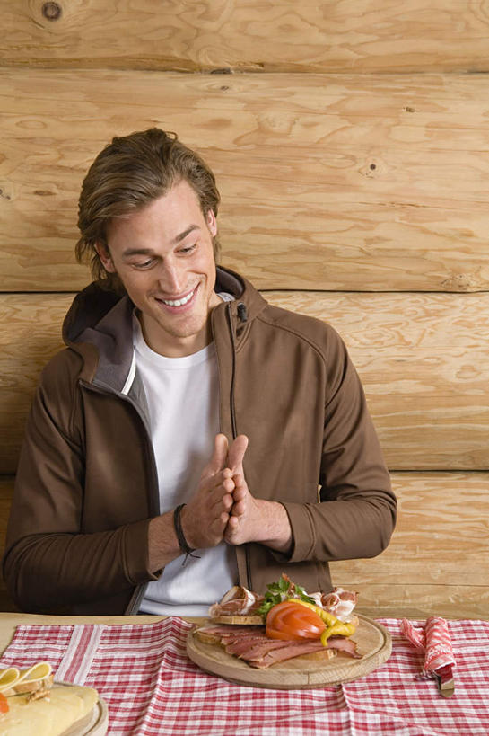 点心,面包,西方人,一个人,家,木屋,坐,笑,微笑,露齿笑,竖图,室内,白天,正面,烹饪,西餐,餐桌,桌子,餐具,欧洲,欧洲人,仅一个男性,仅一个人,服装,木制,碟子,盘,墙,三明治,料理,食品,面点,注视,休闲装,菜肴,美食,墙壁,墙面,住宅,食物,糕点,仅一个年轻男性,衣服,盘子,木制品,碟,快餐,低头,观察,看,休闲,休闲服,西式,服饰,佳肴,餐台,观看,察看,关注,西式快餐,三文治,摩擦,男人,男性,年轻男性,白种人,坐着,半身,彩图,茅舍,茅屋,棚屋,小木屋,小屋