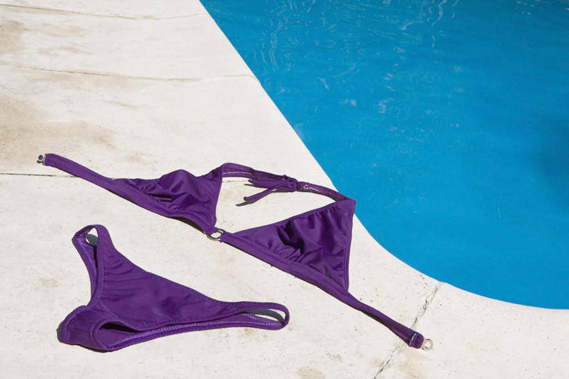 无人,游泳池,横图,俯视,室外,特写,白天,泳装,比基尼,水,波纹,水池,水面,涟漪,泳池,蓝色,紫色,水纹,波浪,波光粼粼,水晕,彩图,高角度拍摄,三点式,泳衣