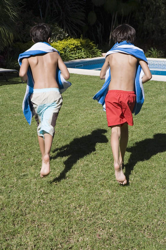 西方人,儿童,腿部,脚,脚趾,脚趾甲,腿,两个人,伙伴,朋友,游泳池,竖图,室外,白天,友谊,纯洁,草地,草坪,水,植物,欧洲,欧洲人,奔驰,波纹,泳裤,纺织物,水池,水面,涟漪,光脚,泳池,裸露,草,树,树木,小孩,骑,背面,绿色,水纹,自然,毛巾,波浪,奔跑,扛,清洁,赤脚,可爱,童年,童趣,生长,成长,保暖,波光粼粼,裸,童真,透气,烂漫,无邪,防水,水晕,储水,耐磨,吸水,扛在肩上,骑在肩上,天真,友情,男孩,男人,男性,白种人,脚指甲,彩图,全身,男生
