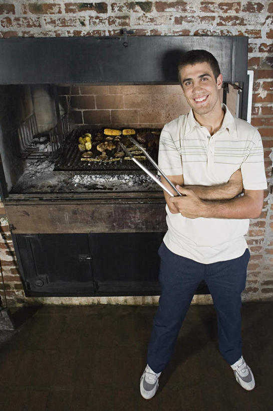 西方人,一个人,站,笑,双手交叉,微笑,露齿笑,竖图,俯视,室外,白天,烧烤,欧洲,欧洲人,仅一个男性,仅一个人,服装,裤子,烤架,烤肉,注视,牛仔裤,休闲装,仅一个年轻男性,衣服,夹子,观察,看,站着,休闲,休闲服,铁架,服饰,观看,张开双腿,察看,双手抱胸,关注,食品夹,食物夹,面包夹,意粉夹,展开双腿,男人,男性,年轻男性,白种人,站立,彩图,高角度拍摄,全身,伸展双腿