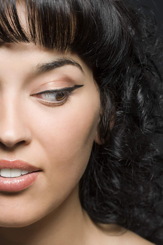 西方人,脸,头,脸颊,一个人,笑,微笑,露齿笑,竖图,室内,特写,白天,正面,化妆,美容,欧洲,欧洲人,仅一个年轻女性,仅一个女性,仅一个人,护肤,黑色背景,注视,肩膀,黑色,观察,看,保养,享受,休闲,放松,保健,眼线,摄影,影棚,观看,察看,关注,养颜,年轻女性,女人,女性,白种人,头部,卷发,脸部,脸蛋,面部,半身,彩图,影棚拍摄,拍摄