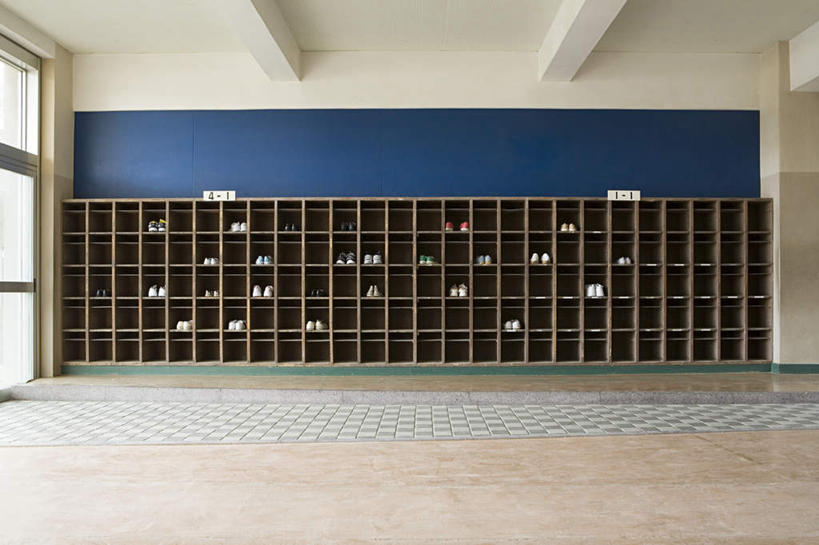 无人,横图,室内,白天,正面,运动鞋,窗户,柜子,鞋子,许多,墙,储物柜,很多,玻璃窗,墙壁,墙面,教室,休闲鞋,课堂,储存,储备,蕴藏,贮备,彩图,贮存