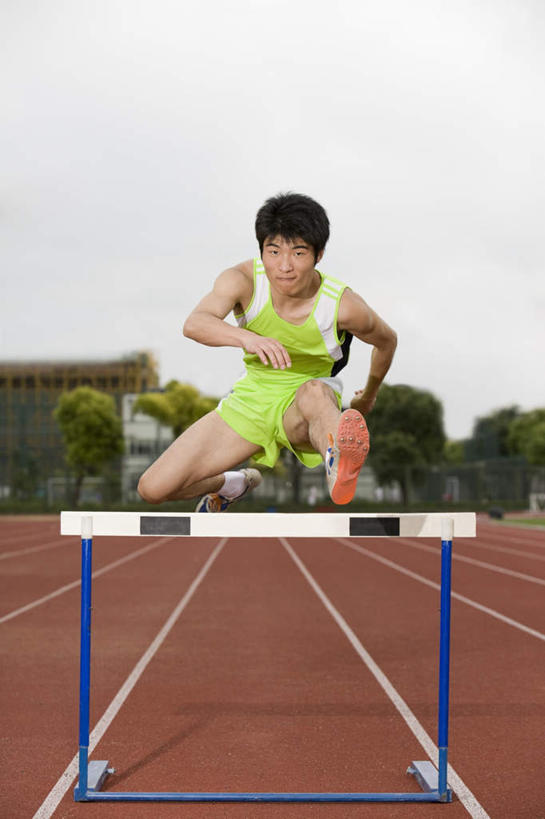 东方人,一个人,体育馆,运动场,跑,竖图,室外,白天,正面,运动服,锻炼,运动,植物,亚洲,仅一个男性,仅一个人,服装,注视,黄种人,体育场,树,树木,仅一个年轻男性,衣服,绿色,自然,观察,看,服饰,田径场,生长,成长,观看,察看,衣着,穿着,关注,运动馆,衣饰,体育,跨栏,男人,男性,年轻男性,亚洲人,跑步,彩图,全身,健身,运动装