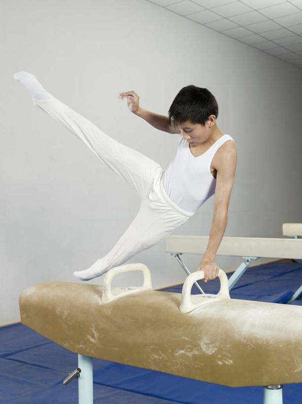 东方人,儿童,一个人,运动员,竖图,室内,白天,正面,运动服,锻炼,纯洁,运动,鞍马,亚洲,仅一个男性,仅一个人,撑,握,服装,体操,注视,黄种人,小孩,衣服,观察,看,仅一个小孩,活力,可爱,童年,童趣,握着,服饰,观看,察看,撑着,优美,衣着,穿着,关注,童真,烂漫,无邪,衣饰,鞍马运动,体育,天真,男孩,男人,男性,亚洲人,孩子,体育运动员,运动选手,彩图,全身,健身,男生,运动装