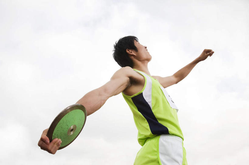 东方人,一个人,运动员,跳,投,举,横图,室外,白天,仰视,运动服,锻炼,运动,亚洲,仅一个男性,仅一个人,服装,半空,注视,黄种人,运动器械,仅一个年轻男性,衣服,观察,看,托,健身器械,服饰,观看,察看,衣着,穿着,关注,健身器材,衣饰,体育,铁饼,男人,男性,年轻男性,亚洲人,体育运动员,运动选手,举起,举手,举着,抛,扔,撒,跳跃,向上举,向上伸,向上托,掷,半身,彩图,低角度拍摄,健身,运动器材,运动装