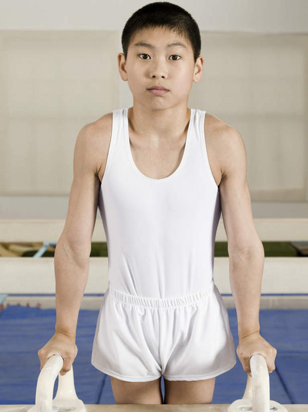 东方人,儿童,一个人,运动员,竖图,室内,白天,正面,运动服,锻炼,游戏,纯洁,运动,亚洲,仅一个男性,仅一个人,撑,握,服装,玩,注视,黄种人,娱乐,小孩,衣服,观察,看,仅一个小孩,休闲,跳山羊,可爱,童年,童趣,握着,服饰,观看,活动,察看,撑着,衣着,穿着,发泄,关注,消遣,智力,童真,烂漫,无邪,跳马,宣泄,跳背,衣饰,体育,天真,男孩,男人,男性,亚洲人,孩子,体育运动员,运动选手,玩耍,嬉戏,半身,彩图,健身,男生,运动装