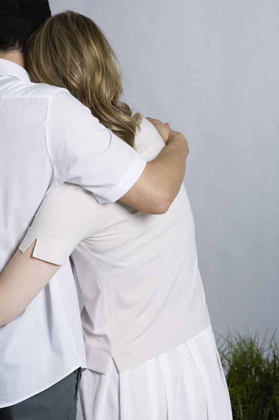 西方人,两个人,夫妻,站,抱,竖图,室外,白天,裙子,爱情,草地,草坪,植物,叶子,欧洲,欧洲人,服装,墙,绿叶,浪漫,休闲装,墙壁,墙面,草,背面,衣服,蓝色,绿色,站着,休闲,休闲服,嫩叶,恩爱,短裙,恋人,服饰,抱着,半身裙,百褶裙,搂着,男人,男性,女人,女性,中年男性,中年女性,白种人,夫妇,情侣,叶,叶片,搂,搂抱,站立,半身,彩图,伴侣