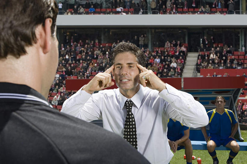 西方人,背部,伙伴,朋友,运动员,足球场,体育馆,运动场,站,横图,室外,白天,正面,运动服,友谊,合作,团队,草地,草坪,植物,欧洲,欧洲人,裁判,对抗,阴影,服装,光线,影子,许多人,注视,体育场,相视,草,衣服,绿色,阳光,观察,看,站着,一群人,教练,面对面,战略,服饰,观看,对视,察看,衣着,穿着,对立,关注,相对,绿茵场,相看,抗衡,联合,合谋,运动馆,反抗,衣饰,匹敌,配合,协作,男人,男性,年轻男性,中年男性,白种人,体育运动员,运动选手,站立,半身,彩图,足球比赛场地,运动装