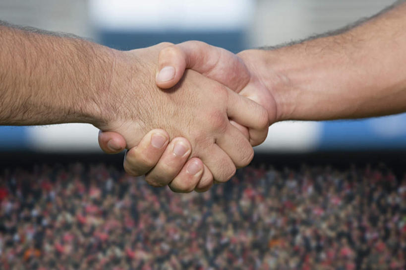 西方人,手,两个人,伙伴,朋友,运动员,握手,横图,室外,特写,白天,正面,友谊,合作,团队,欧洲,欧洲人,双手,朦胧,模糊,手部,战略,联合,合谋,配合,协作,男人,男性,年轻男性,白种人,体育运动员,运动选手,搀手,拉手,手搀手,手拉手,手牵手,手握手,半身,彩图