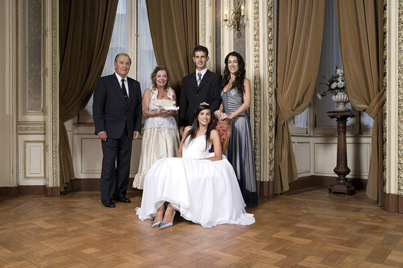 西方人,中年人,老年人,夫妻,母亲,父亲,女儿,祖母,祖父,三代同堂,站,坐,笑,双手交叉,微笑,露齿笑,横图,室内,白天,正面,裙子,晚礼服,西装,爱情,聚会,窗户,窗帘,皇冠,欧洲,欧洲人,五个人,连衣裙,套装,正装,装饰,墙,领带,许多人,浪漫,注视,职业装,祖孙三代,玻璃窗,墙壁,墙面,帘子,观察,看,站着,一群人,温暖,温馨,父女,母女,遮阳,恩爱,父爱,母爱,恋人,奶奶,爷爷,观看,祖孙,华丽,修饰,点缀,和睦,权威,察看,双手抱胸,象征,庄重,高贵,关注,身份,燕尾服,外婆,外孙女,外祖母,外公,外祖父,衬托,美观,雅致,雅观,正式,地位,权力,统治,老年男性,老年女性,男人,男性,年轻女性,女人,女性,中年男性,中年女性,白种人,年轻人,夫妇,情侣,全家福,孙女,王冠,站立,坐着,彩图,全身,晚宴服,舞会服,洋服,洋装,夜礼服,伴侣,融洽,爸爸,多代同堂,妈妈