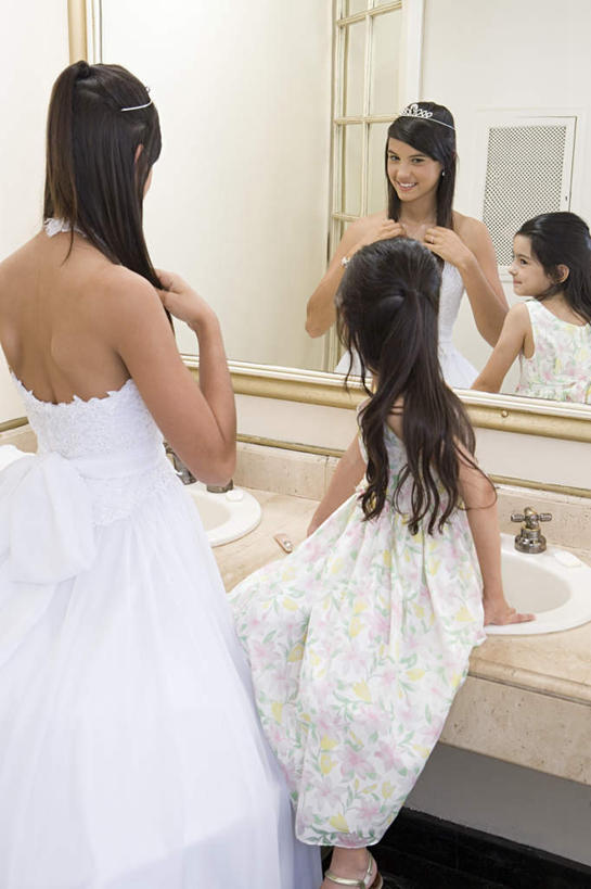 西方人,儿童,两个人,家庭,姐妹,站,竖图,室内,白天,裙子,晚礼服,化妆,美容,纯洁,镜子,欧洲,欧洲人,连衣裙,反射,注视,小孩,背面,化妆镜,观察,看,站着,温暖,温馨,一家人,可爱,童年,童趣,观看,整理,镜像,和睦,察看,镜面,关注,收拾,童真,烂漫,无邪,燕尾服,光学,整顿,清算,天真,年轻女性,女孩,白种人,孩子,站立,半身,彩图,晚宴服,舞会服,洋服,洋装,夜礼服,融洽,女生