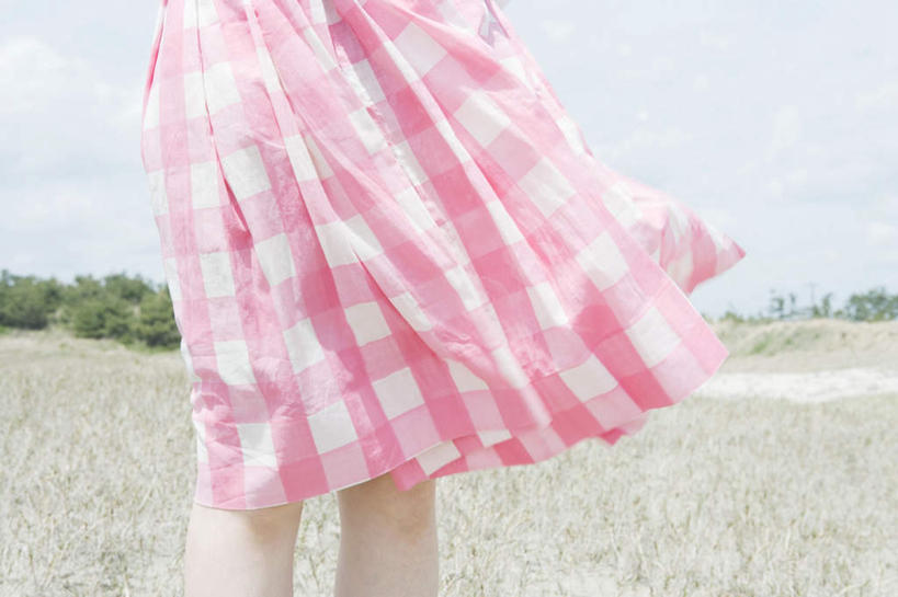 东方人,腿部,腿,一个人,站,横图,室外,特写,白天,正面,裙子,草地,草坪,沙滩,植物,亚洲,仅一个年轻女性,仅一个女性,仅一个人,格纹,沙子,海岸,沙地,黄种人,长裙,草,粉色,绿色,站着,半身裙,年轻女性,女人,女性,亚洲人,海滩,站立,半身,彩图