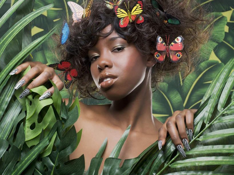 西方人,脸,头,脸颊,手,头发,一个人,站,举,笑,微笑,露齿笑,横图,室内,特写,白天,正面,植物,壁纸,棕榈树,蝴蝶,叶子,欧洲,非洲,黑人,欧洲人,双手,仅一个年轻女性,仅一个女性,仅一个人,许多,阴影,装饰,反射,昆虫,头饰,影子,墙,绿叶,扭头,注视,裸露,肩膀,墙壁,墙面,树,树木,绿色,黑色,自然,动物,观察,看,托,站着,转头,手部,嫩叶,搭,摄影,影棚,生长,成长,观看,华丽,修饰,点缀,察看,搭着,关注,裸,益虫,棕榈叶,衬托,美观,雅致,雅观,尤物,年轻女性,女人,女性,非洲人,头部,卷发,脸部,脸蛋,面部,叶,叶片,墙纸,举起,举手,举着,向上举,向上伸,向上托,站立,半身,彩图,影棚拍摄,拍摄,佳丽,丽人,美人