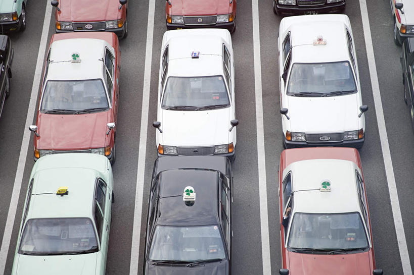 无人,横图,俯视,室外,白天,度假,美景,城市风光,城市,道路,路,公路,出租车,汽车,照明,一排,整齐,并列,并排,景观,灯光,分界线,停车线,交通,娱乐,车,灯,排列,灯具,交通工具,轿车,享受,休闲,景色,放松,车行道,车行道分界线,照亮,照明设备,队列,载具,的士,标线,计程车,平行,车行线,出租车顶灯,出租车广告顶灯,汽车顶灯,马路,彩图,高角度拍摄