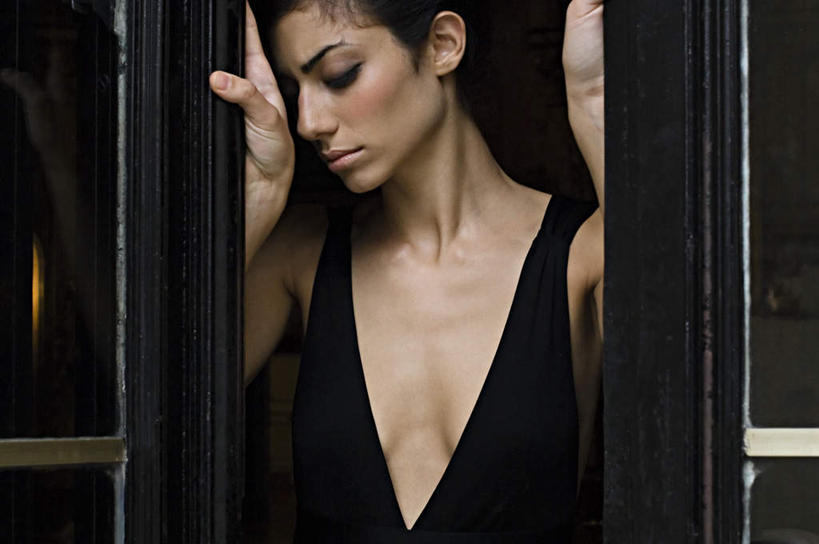 西方人,一个人,站,闭眼,横图,室内,白天,正面,晚礼服,窗户,门,欧洲,欧洲人,仅一个年轻女性,仅一个女性,仅一个人,玻璃窗,黑色,门框,靠,靠着,倚靠,站着,倚着,燕尾服,年轻女性,女人,女性,白种人,闭眼睛,闭着眼,闭着眼睛,站立,半身,彩图,晚宴服,舞会服,洋服,洋装,夜礼服