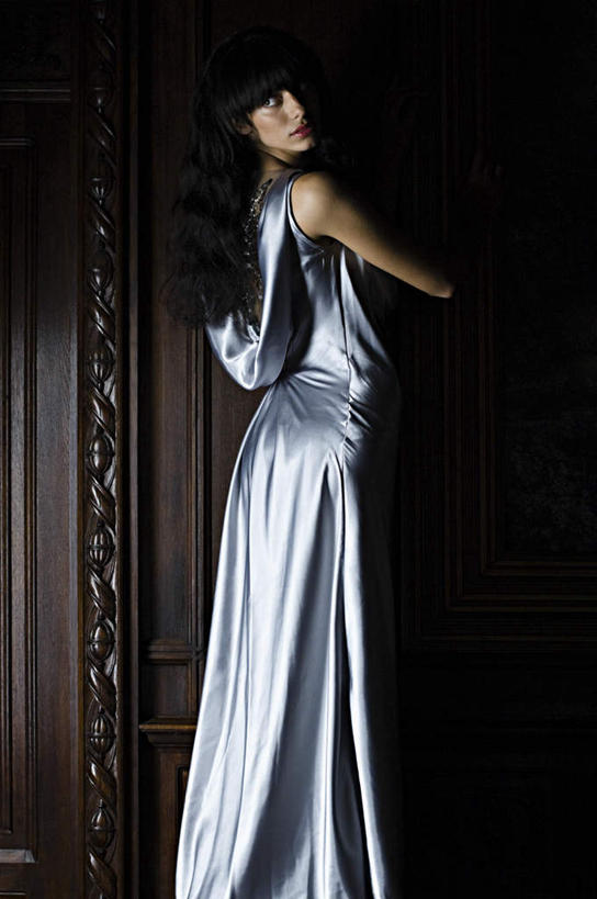 西方人,一个人,站,竖图,室内,白天,侧面,晚礼服,欧洲,欧洲人,仅一个年轻女性,仅一个女性,仅一个人,墙,注视,墙壁,墙面,观察,看,站着,观看,察看,关注,燕尾服,年轻女性,女人,女性,白种人,站立,半身,彩图,晚宴服,舞会服,洋服,洋装,夜礼服