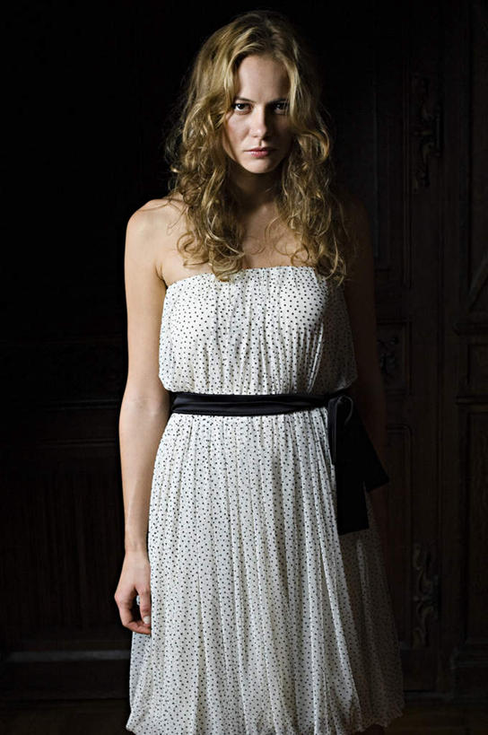 西方人,一个人,站,竖图,室内,夜晚,正面,裙子,欧洲,欧洲人,仅一个年轻女性,仅一个女性,仅一个人,连衣裙,墙,注视,墙壁,墙面,白色,抹胸,观察,看,站着,观看,察看,关注,抹胸裙,年轻女性,女人,女性,白种人,站立,半身,彩图