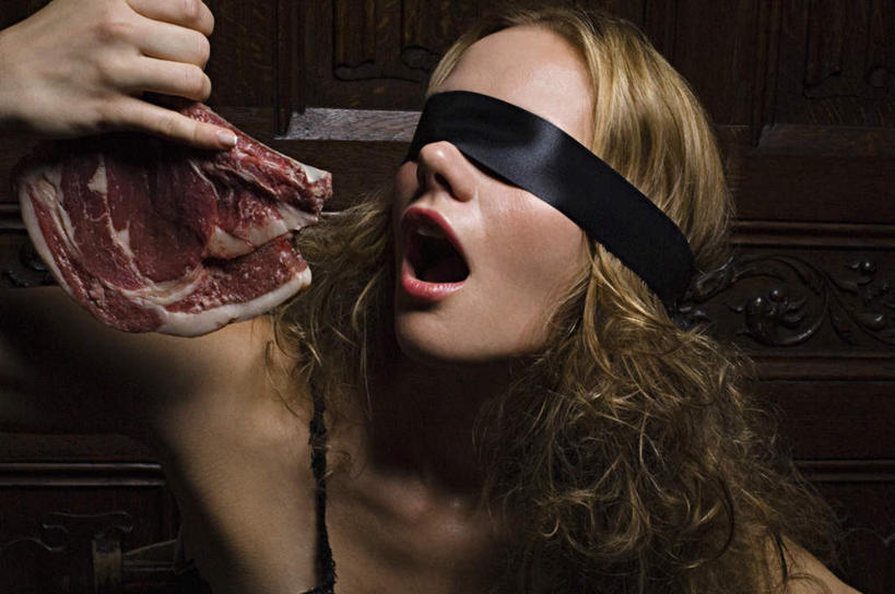 西方人,脸,头,脸颊,手,头发,一个人,站,吃,横图,室内,特写,白天,正面,欧洲,欧洲人,仅一个年轻女性,仅一个女性,仅一个人,墙,肉,生食,牛排,牛肉,肉类,裸露,肩膀,墙壁,墙面,黑色,站着,张嘴,手部,金色,眼罩,遮,遮掩,单手,掩盖,遮挡,裸,张大嘴巴,肉食,遮盖,掩饰,年轻女性,女人,女性,白种人,头部,长发,卷发,脸部,脸蛋,面部,张开嘴,嚼,食,站立,半身,彩图