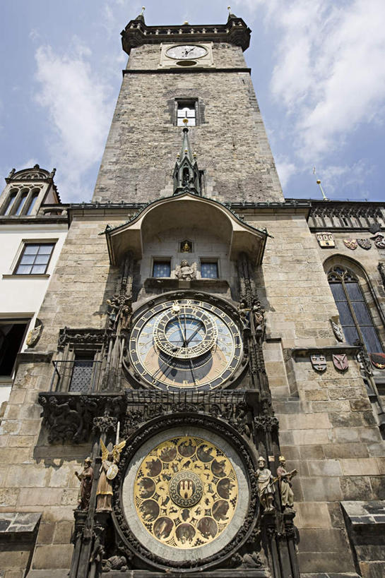 无人,竖图,室外,白天,仰视,旅游,度假,窗户,标志建筑,地标,建筑,欧洲,捷克,阴影,光线,影子,云,云朵,首都,云彩,娱乐,建设,玻璃窗,蓝色,白云,蓝天,天空,阳光,天,享受,休闲,旅游胜地,放松,晴朗,中欧,捷克共和国,旧城广场,布拉格广场,布拉格,瓦茨拉夫广场,布拉格旧城广场,布拉格老城广场,布拉格天文钟,布拉格占星时钟,天文钟,晴空,彩图,低角度拍摄