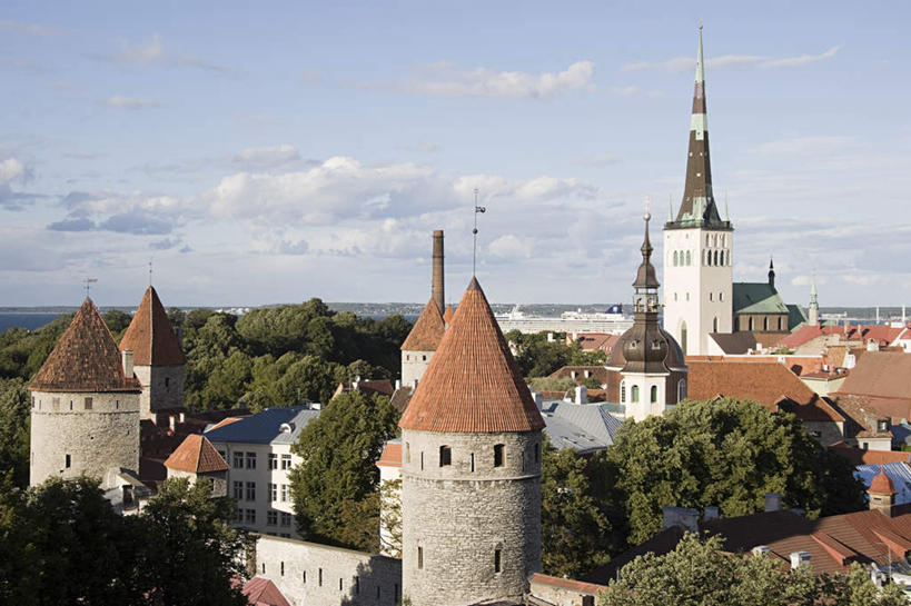 无人,家,横图,俯视,室外,白天,度假,美景,天际线,植物,城市风光,城市,欧洲,爱沙尼亚,许多,阴影,光线,影子,房屋,屋子,景观,首都,娱乐,楼房,住宅,树,树木,排列,蓝色,绿色,蓝天,天空,阳光,自然,天,享受,休闲,景色,放松,生长,晴朗,成长,东欧,万里无云,摆列,爱沙尼亚共和国,塔林,晴空,晴空万里,彩图,高角度拍摄,房子,布列,分列