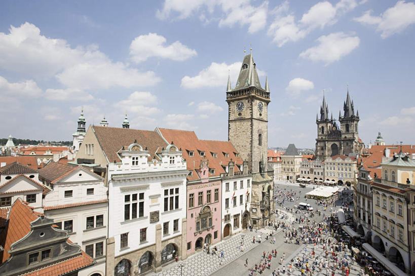 西方人,教堂,走,横图,俯视,室外,白天,度假,美景,窗户,城市风光,城市,欧洲,捷克,欧洲人,行人,游客,游人,阴影,服装,节日,光线,影子,景观,云,云朵,首都,许多人,云彩,注视,休闲装,文化,娱乐,路人,旅客,玻璃窗,衣服,蓝色,白云,蓝天,天空,阳光,天,观察,看,祈祷,一群人,享受,休闲,健康,休闲服,景色,放松,许愿,宗教,服饰,信仰,晴朗,观看,纪念,祈求,察看,关注,信念,中欧,捷克共和国,旧城广场,布拉格广场,布拉格,瓦茨拉夫广场,布拉格旧城广场,布拉格老城广场,过客,提恩教堂,平安,男人,男性,女人,女性,中年男性,中年女性,白种人,晴空,步行,散步,走路,半身,彩图,高角度拍摄,大教堂,礼拜堂