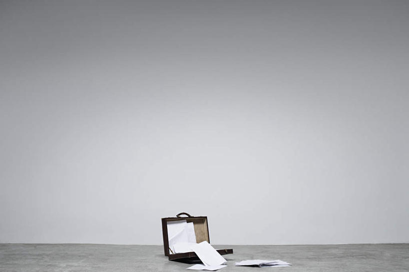 无人,横图,室内,白天,正面,静物,灰色背景,包,材料,档案,公文包,文件,纸,凌乱,手稿,资料,摄影,影棚,公事包,证明,混乱,文档,纷乱,缭乱,庞杂,彩图,影棚拍摄,拍摄