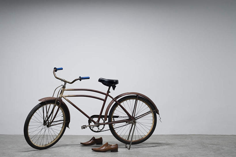 无人,横图,室内,白天,正面,鞋,自行车,静物,鞋子,一双,灰色背景,皮革,车,脚踏车,交通工具,摄影,影棚,载具,彩图,影棚拍摄,皮鞋,拍摄