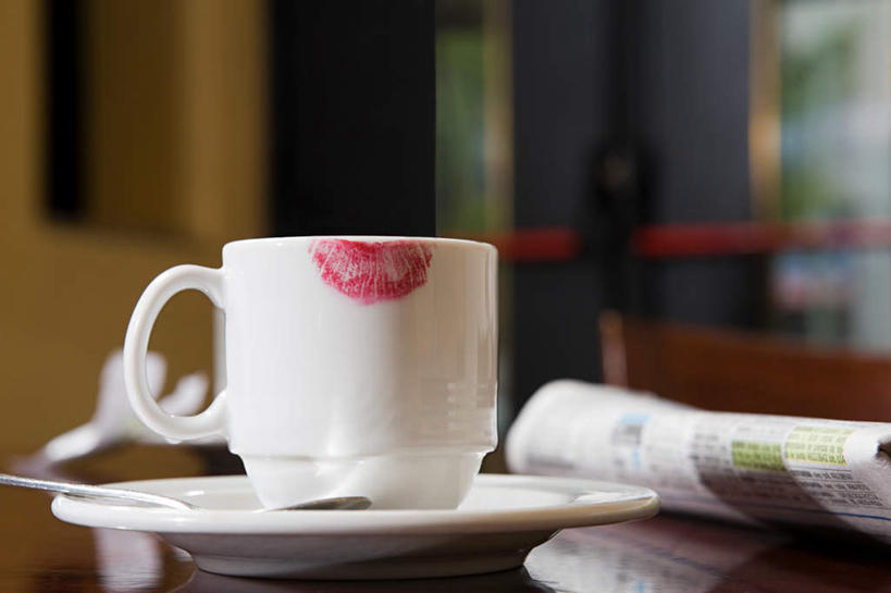 无人,餐厅,横图,室内,特写,白天,正面,餐桌,桌子,报纸,杯子,餐具,朦胧,模糊,信息,瓷器,碟子,盘,墙,咖啡杯,陶瓷制品,墙壁,墙面,一个,红色,白色,盘子,碟,单个,餐台,新闻,一份,瓷杯,彩图,餐馆,饭店,饭馆,报刊,唇印