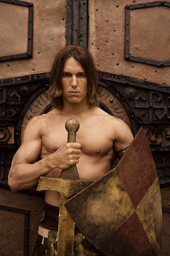 西方人,肌肉,健壮,一个人,站,竖图,室内,白天,正面,欧洲,欧洲人,仅一个男性,仅一个人,一把,花纹,装饰,墙,注视,裸露,墙壁,墙面,仅一个年轻男性,一个,观察,看,站着,健康,武器,活力,力量,战争,盾牌,盾,单个,观看,青春,华丽,修饰,坚硬,点缀,察看,剑,强壮,关注,矛盾,兵器,裸,防御,衬托,美观,雅致,雅观,坚固,男人,男性,年轻男性,白种人,站立,半身,彩图