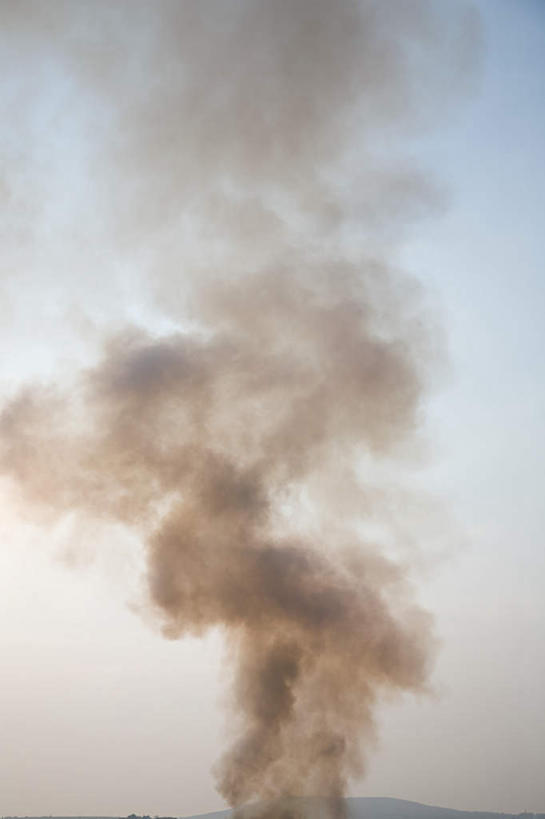 无人,竖图,室外,白天,仰视,美景,雾,沸腾,蒸汽,景观,烟雾,水蒸气,蓝色,灰色,蓝天,天空,自然,天,景色,晴朗,自然风光,万里无云,蒸发,晴空,晴空万里,彩图,低角度拍摄