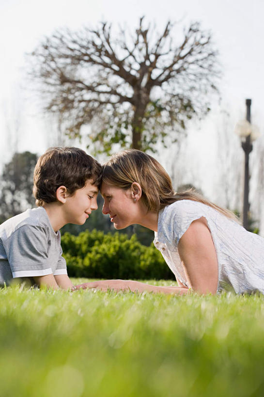 西方人,儿童,两个人,家庭,母亲,儿子,握手,笑,微笑,露齿笑,竖图,室外,白天,侧面,纯洁,草地,草坪,植物,欧洲,欧洲人,阴影,服装,朦胧,模糊,光线,影子,注视,休闲装,草,树,树木,小孩,衣服,绿色,阳光,自然,趴着,休闲,温暖,温馨,母子,一家人,休闲服,可爱,母爱,童年,童趣,凝视,服饰,生长,成长,和睦,关爱,亲情,童真,烂漫,无邪,谛视,瞩目,注目,天真,男孩,男人,男性,女人,女性,中年女性,白种人,额头,搀手,接触,拉手,趴,手搀手,手拉手,手牵手,手握手,半身,彩图,融洽,男生