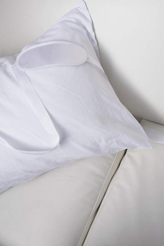 无人,客厅,竖图,俯视,室内,特写,白天,靠垫,沙发,静物,阴影,反射,影子,靠枕,垫子,枕头,眼罩,遮,遮掩,起居室,掩盖,遮挡,布艺沙发,遮盖,掩饰,客堂,彩图,高角度拍摄