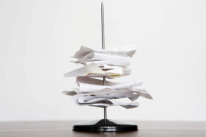 无人,横图,俯视,室内,特写,白天,静物,一堆,许多,堆叠,堆积,材料,档案,文件,墙,墙壁,墙面,一个,白色,资料,单个,堆,文档,菜单叉,传票叉,单插,单据叉,单据插,票叉,票插,票据叉,纸插,彩图,高角度拍摄