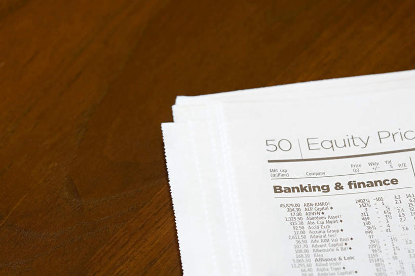 无人,横图,俯视,室内,特写,白天,阅读,股票,桌面,桌子,静物,报纸,学习,木制,英文,标志,文字,字符,字母,标识,木制品,看,浏览,摄影,影棚,英文字母,一份,彩图,高角度拍摄,影棚拍摄,拍摄