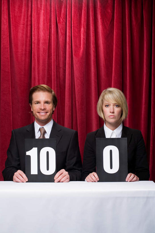 西方人,两个人,伙伴,朋友,坐,笑,微笑,露齿笑,竖图,室内,白天,正面,衬衫,西装,友谊,桌子,欧洲,欧洲人,套装,正装,标志,数字,文字,字符,办公桌,领带,注视,职业装,标识,红色,卡片,观察,看,阿拉伯数字,帷幕,观看,察看,关注,帷幔,幕布,幕帘,比分,帷幔布,友情,男人,男性,年轻男性,年轻女性,女人,女性,白种人,坐着,半身,彩图,衬衣