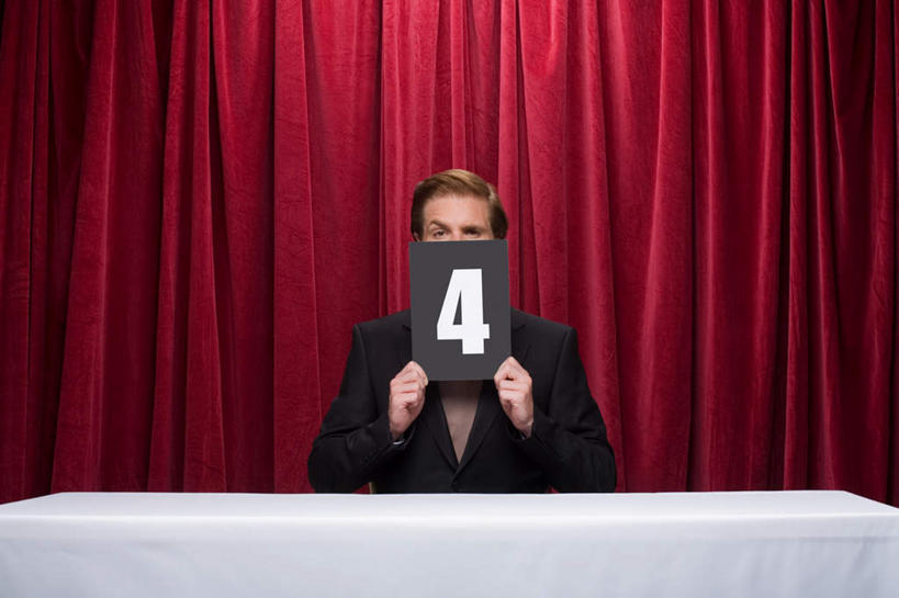 西方人,一个人,坐,横图,室内,白天,正面,衬衫,西装,桌子,欧洲,欧洲人,仅一个男性,仅一个人,握,套装,正装,标志,数字,文字,字符,办公桌,领带,拿,拿着,注视,职业装,标识,仅一个年轻男性,一个,红色,黑色,纸片,观察,看,握着,遮,遮掩,阿拉伯数字,帷幕,单个,观看,察看,掩盖,遮挡,关注,帷幔,幕布,幕帘,遮盖,掩饰,帷幔布,男人,男性,年轻男性,白种人,坐着,半身,彩图,衬衣