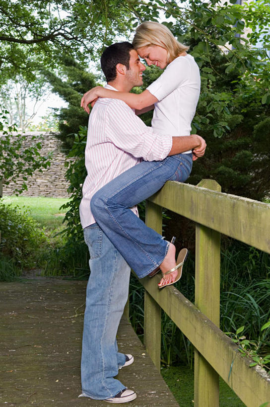 西方人,两个人,夫妻,栏杆,坐,抱,竖图,室外,白天,侧面,爱情,树林,植物,道路,路,欧洲,欧洲人,扶手,木板,小路,桥,木桥,交通,浪漫,护栏,栈桥,树,树木,绿色,自然,温暖,温馨,恩爱,恋人,乡间小路,生长,成长,抱着,人行桥,木板桥,和睦,搂着,男人,男性,年轻男性,年轻女性,女人,女性,白种人,额头,夫妇,情侣,触摸,怀抱,搂,搂抱,相抱,拥抱,坐着,彩图,全身,伴侣,融洽