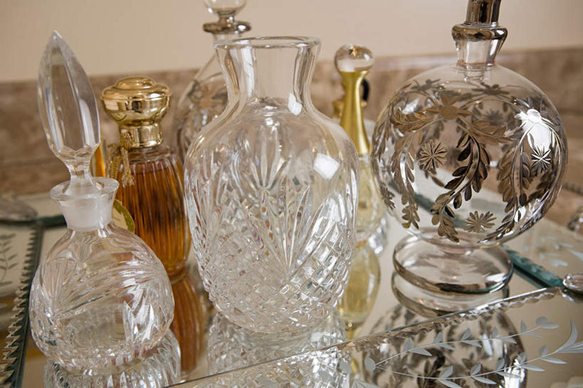 无人,横图,俯视,室内,特写,白天,时尚,桌子,静物,玻璃,阴影,芳香,香气,反射,影子,墙,墙壁,墙面,玻璃制品,白色,玻璃瓶,瓶子,品味,香水,优雅,气味,高雅,芬芳,广口瓶,除臭,彩图,高角度拍摄