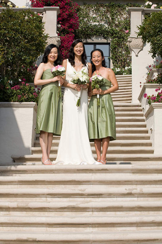 东方人,三个人,新娘,伙伴,朋友,站,笑,微笑,竖图,室外,白天,正面,婚纱,裙子,婚礼,快乐,友谊,植物,窗户,楼梯,亚洲,握,阴影,连衣裙,庆祝,盛开,光线,捧花,手捧花,影子,阶梯,结婚,花蕾,注视,黄种人,玻璃窗,台阶,花,花瓣,花朵,鲜花,树,树木,绿色,白色,阳光,自然,抹胸,花束,花苞,花蕊,观察,看,站着,喜庆,握着,生长,成长,观看,纪念,伴娘,察看,关注,抹胸裙,婚礼捧花,友情,年轻女性,女人,女性,中年女性,亚洲人,站立,彩图,全身,婚礼服,礼服,高兴