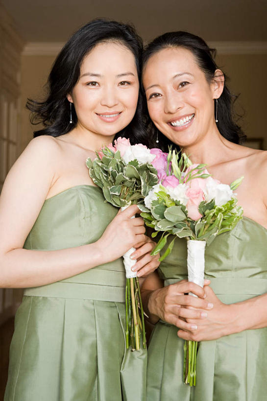 东方人,两个人,伙伴,朋友,站,笑,微笑,露齿笑,竖图,室内,白天,正面,裙子,友谊,亚洲,握,连衣裙,盛开,捧花,手捧花,墙,花蕾,两束,注视,黄种人,墙壁,墙面,花,花瓣,花朵,鲜花,绿色,抹胸,花束,花苞,花蕊,观察,看,站着,握着,观看,伴娘,察看,关注,抹胸裙,婚礼捧花,友情,女人,女性,中年女性,亚洲人,站立,半身,彩图