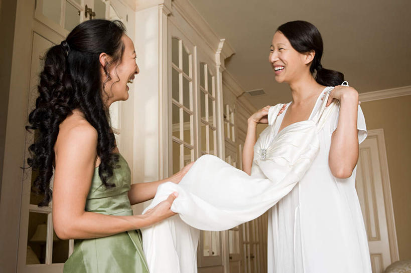 东方人,两个人,新娘,站,笑,微笑,露齿笑,横图,室内,白天,仰视,婚纱,裙子,婚礼,快乐,窗户,天花板,亚洲,连衣裙,庆祝,墙,结婚,黄种人,玻璃窗,相视,墙壁,墙面,绿色,白色,抹胸,站着,喜庆,面对面,纪念,伴娘,对视,相对,相看,抹胸裙,年轻女性,女人,女性,中年女性,亚洲人,站立,半身,彩图,低角度拍摄,婚礼服,礼服,高兴