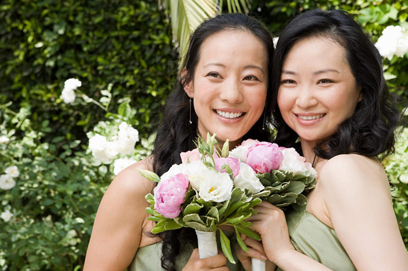 东方人,两个人,伙伴,朋友,站,笑,微笑,露齿笑,横图,室外,白天,正面,裙子,友谊,植物,亚洲,握,阴影,连衣裙,盛开,光线,捧花,手捧花,影子,花蕾,两束,注视,黄种人,花,花瓣,花朵,鲜花,树,树木,绿色,阳光,自然,抹胸,花束,花苞,花蕊,观察,看,站着,握着,生长,成长,观看,伴娘,察看,关注,抹胸裙,婚礼捧花,友情,女人,女性,中年女性,亚洲人,站立,半身,彩图