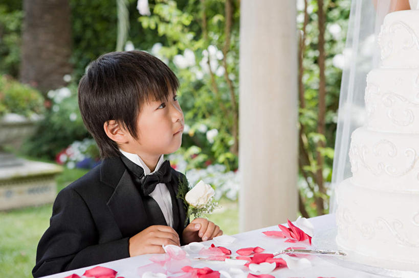 点心,东方人,儿童,一个人,站,横图,室外,白天,正面,衬衫,西装,纯洁,草地,草坪,植物,餐桌,桌子,亚洲,仅一个男性,仅一个人,阴影,套装,正装,朦胧,模糊,盛开,光线,领结,影子,食品,婚礼蛋糕,花蕾,注视,职业装,黄种人,草,花,花瓣,花朵,鲜花,树,树木,食物,糕点,小孩,绿色,阳光,自然,花苞,花蕊,看,站着,仅一个小孩,可爱,童年,童趣,生长,成长,餐台,盼望,关注,花童,童真,渴望,烂漫,无邪,渴想,巴望,小傧相,天真,男孩,男人,男性,亚洲人,孩子,抬头,仰头,站立,半身,彩图,衬衣,蛋糕,结婚蛋糕,男生