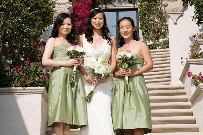 东方人,三个人,新娘,伙伴,朋友,站,笑,微笑,横图,室外,白天,仰视,婚纱,裙子,婚礼,快乐,友谊,植物,窗户,楼梯,亚洲,握,阴影,连衣裙,庆祝,盛开,光线,捧花,手捧花,影子,阶梯,结婚,花蕾,注视,黄种人,玻璃窗,台阶,花,花瓣,花朵,鲜花,树,树木,绿色,白色,阳光,自然,抹胸,花束,花苞,花蕊,观察,看,站着,喜庆,握着,生长,成长,观看,纪念,伴娘,察看,关注,抹胸裙,婚礼捧花,友情,年轻女性,女人,女性,中年女性,亚洲人,站立,半身,彩图,低角度拍摄,婚礼服,礼服,高兴