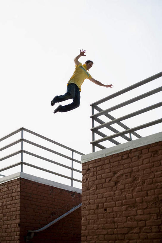 西方人,一个人,栏杆,跳,竖图,室外,白天,仰视,运动服,锻炼,旅游,度假,运动,楼梯,欧洲,欧洲人,仅一个男性,仅一个人,仅一个中年男性,阴影,服装,光线,扶手,影子,阶梯,半空,注视,娱乐,护栏,台阶,衣服,蓝色,蓝天,天空,阳光,天,低头,观察,看,享受,休闲,放松,服饰,晴朗,观看,察看,衣着,穿着,关注,室外运动,户外运动,万里无云,衣饰,跑酷,男人,男性,中年男性,白种人,晴空,晴空万里,跳跃,彩图,低角度拍摄,全身,健身,运动装