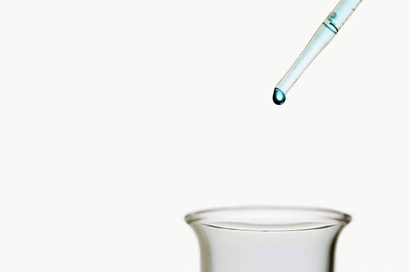 无人,横图,室内,特写,白天,白色背景,正面,实验,仪器,水,研究,透明,分析,化学,测试,滴管,烧瓶,液体,水滴,玻璃制品,一个,玻璃瓶,瓶子,器皿,摄影,影棚,单个,计量,玻璃仪器,试验耗材,实验用品,圆底烧瓶,吸液管,移液管,彩图,影棚拍摄,拍摄