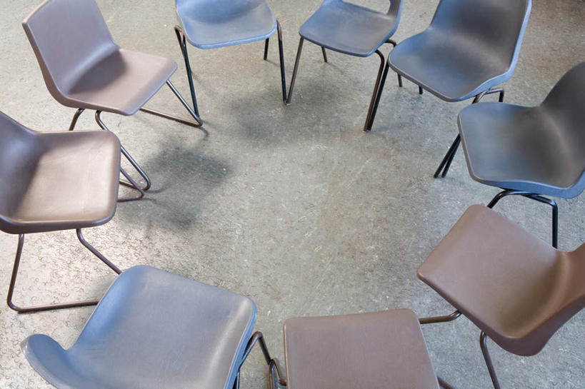 无人,横图,俯视,室内,特写,白天,椅子,一排,许多,阴影,整齐,环绕,围绕,反射,影子,很多,环抱,排列,教室,课堂,队列,萦绕,彩图,高角度拍摄