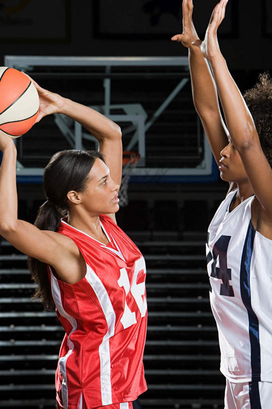 西方人,两个人,运动员,跳,举,竖图,室内,白天,侧面,运动服,锻炼,运动,篮球,欧洲,非洲,黑人,欧洲人,握,服装,标志,篮球框,数字,文字,字符,篮球装备,注视,娱乐,标识,运动器械,相视,一个,衣服,红色,白色,观察,看,托,享受,休闲,面对面,健身器械,篮球网,放松,握着,阿拉伯数字,服饰,单个,观看,对视,察看,衣着,穿着,关注,相对,健身器材,防守,篮球运动,室内运动,篮球板,相看,对手,守卫,衣饰,年轻女性,女人,女性,非洲人,体育运动员,运动选手,举起,举手,举着,跳跃,向上举,向上伸,向上托,半身,彩图,健身,运动器材,运动装