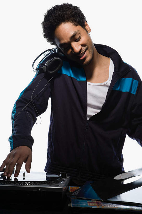 西方人,一个人,站,闭眼,竖图,室内,白天,白色背景,正面,T恤衫,陶醉,快乐,满意,幸福,欧洲,非洲,黑人,欧洲人,仅一个男性,仅一个人,音响,音乐,听,T恤,音乐播放器,娱乐,仅一个年轻男性,一个,黑色,耳机,站着,享受,休闲,放松,摄影,影棚,单个,舒适,家用电器,享乐,主持人,留声机,唱片机,男人,男性,年轻男性,非洲人,闭眼睛,闭着眼,闭着眼睛,站立,半身,彩图,影棚拍摄,拍摄,播放器,沉醉